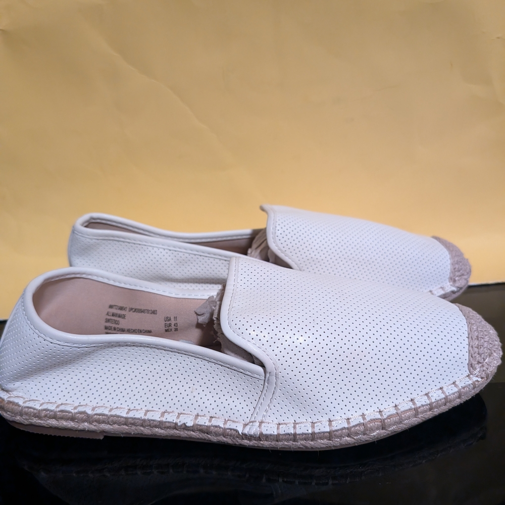 Time and Tru White Perforated Flats Size 11
